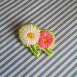 白とピンクのガーベラ刺繍ブローチ