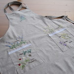 ハーブの刺繍エプロン