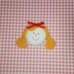 おんなのこブローチ　(おかっぱ・オレンジ)