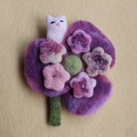 羊毛＊白猫さんとお花のブローチ🐈🌼