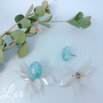 耳たぶ後ろから揺れる花びらピアス