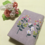 お花の刺繍カードケース