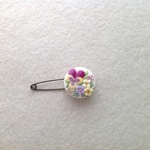 フェルトと羊毛のビオラと小花刺繍のストールピン