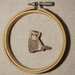 フェレットの刺繍ブローチ