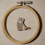 フェレットの刺繍ブローチ