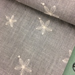 70×50★リネンにお花の刺繡☆薄いグレー地に白