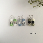 糸ボタンの三色ピアス