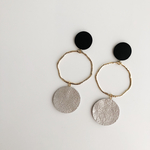 サークルレザーとメタルフープのピアス