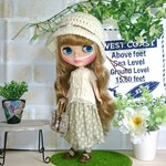 No.1252  レースが可愛いオフ白トップスとベージュ小花スカート