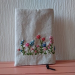 ピンクとブルーの花壇の刺繍の文庫本サイズのブックカバー　