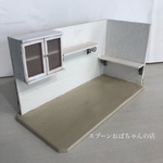 白い棚のあるミニチュアキッチン