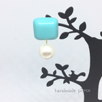 ターコイズブルーのカボションとコットンパールのピアス
