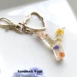 リニューアル‼︎名入れオーダー❁かすみ草のイニシャルキーホルダー