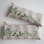 刺繍の眼鏡ポーチ（ミニバラ白）