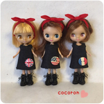 国旗ボタンのデニムワンピとヘアバンド プチブライス アウトフィット