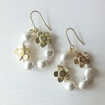 コットンパールとフラワーフープピアス