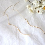 耳元に上品なアクセントを！ツイストスティックの揺れるゴールドピアス