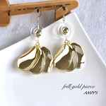 個性的♡ゴールドフリルの花びらピアス
