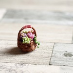 バスケットに入ったクレイ多肉の寄せ植え②