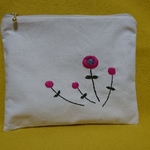 ディープピンクのまるいお花刺繍のポーチ