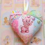 hana*ハンドメイド★ハートオーナメント♪レトロアニマルピンクくまちゃんちゃんA4