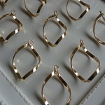 【4個】 20×34mm ゴールド フープ チャーム ツイスト