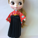 22センチドールサイズ・はかま・赤小花×黒