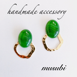 大人可愛い  グリーンオーバル×ゴールドリング ピアス 樹脂ピアス イヤリング チタンピアス