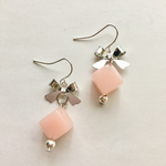 緑の天然石トライアングルピアス