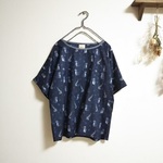 水彩画風猫ネイビーブラウス