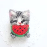 「スイカもぐもぐ」猫ブローチ　サバトラ☆羊毛フェルト
