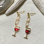 お洒落な赤ワインのピアス