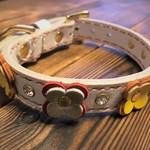 犬の革製首輪　ジャストサイズ26.5～27.5cm（調節穴24.5～30.5）お試しサービス価格！白・手縫い・金色金具・花・クリアラインストーン