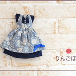 22cmドールサイズ　花柄と紺のワンピース