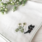 お庭の黒猫刺繍のガーゼハンカチ