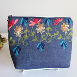 刺繍のポーチ