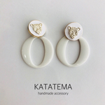 ヒョウ顔インポートボタンとホワイトループのピアス