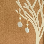 貼るピアス　水色花びら