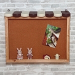 カフェ風の壁掛けコルクボード　50cm　本体ブラウン系　屋根チョコレート