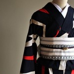 ★浴衣★JUNKO KOSHINOならではの大胆な柄行　黒地に赤とベージュの変わり縞　　木綿　　裄66ｃｍ　