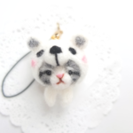 シロクマ頭巾の猫ストラップ　☆羊毛フェルト