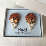キャラメルブラウンのビーズ刺繍とパールのピアス