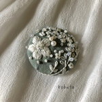 白いお花と光のimage 刺繍ブローチ ヘアゴム 
