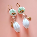 🍄ガラスボタンの耳飾り🍄白とキノコ