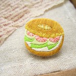 ベーグルサンドの刺繍ブローチ