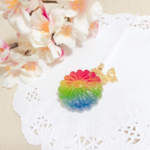 和三盆根付けストラップ【虹色】菊