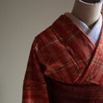 ミンサー柄にポップなチェック　横に入ったリボンラインがかわいい！　　裄65ｃｍウール　和裁師手縫い着物