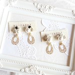 雫透かしチャームとコットンパールのビジューピアス No.390