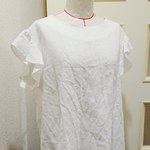 ホワイトリネンのフリル袖ブラウス