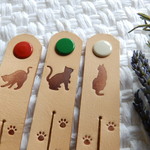 送料無料３個セットカラフル　足あと見つけた！ねこのシルエットヌメ革（ナチュラル色）コード/イヤホン・クリップ（ホルダー）
